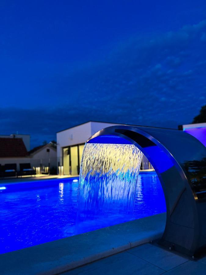 Holiday Luxury Resort Sundance トロギール エクステリア 写真